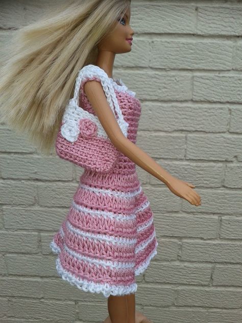 Lyn's Dolls Clothes: Barbie crochet dresses and bag- free pattern Habit Barbie, Crochet Barbie Patterns, Free Barbie, Barbie Dress Pattern, Crochet Barbie, Barbie Doll Clothing Patterns, Crochet Doll Dress, Crochet Barbie Clothes, Barbie Crochet