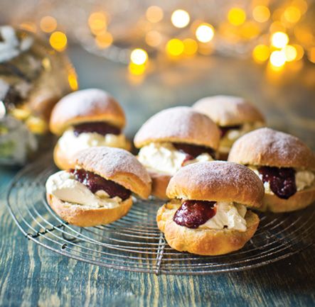 Devon Split Buns, Devonshire Splits, Yeast Dough, Fruit Strawberry, Dream Food, Kitchenaid Artisan, British Bake Off, Sweet Bakery, How To Make Jam