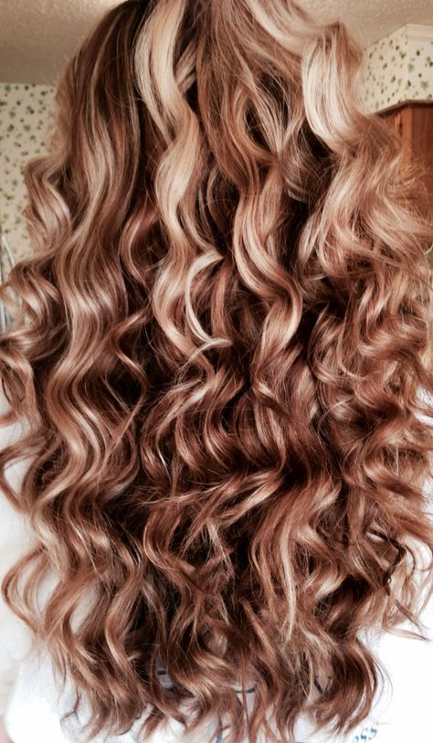 Hair curled with a "wand" Horizontal Curls, Iron Curls, Hair Curled, Loose Curls Hairstyles, Curl Styles, Loose Curls, Beautiful Long Hair, Loose Hairstyles, Thick Hair