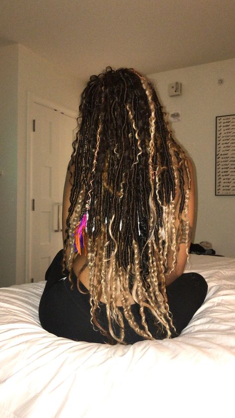 Black And Blonde Crochet Hair, Soft Locs Ombre, Honey Brown Faux Locs Black Women, Colored Boho Locs, Colorful Faux Locs, Copper And Blonde Braids, Blonde Faux Locs, Faux Locs Colored, African Braids Hairstyles Pictures