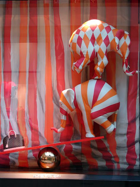 Circus Vintage, Snohomish Washington, Decoration Vitrine, Louis Vuitton Paris, Store Concept, Visual Merchandising Displays, Store Window Displays, Window Display Design, Louis Vuitton Shop