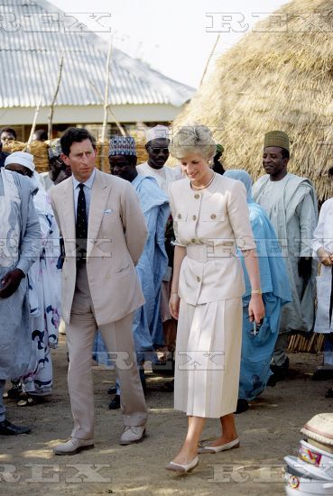 1990-03-17 Diana and Charles visit a village in Maiduguri, Borno, Nigeria Diana And Charles, Princess Diana Wedding, Diana Wedding, Princes Diana, Charles And Diana, 1990s Fashion, Queen Of England, British Monarchy, Diana Spencer