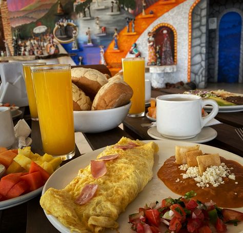 ¿Te imaginas empezar tu día con este delicioso desayuno? #Maticeshoteldebarricas incluye en tu estadía un desayuno a la carta + bebida a elegir + café de olla + pan dulce del día + fruta fresca. Contáctanos al 374 742 6800 Ext. 102, 203 y 204 Whatsapp +521 374 110 38 49 #MaticesHoteldeBarricas #TequilaJalisco #México #Tequila #TequilaCofradia #Turismo #Viajes # #Experiencias # Hospedaje #PuebloMagico Mexican Folk Art Decor, Mexican Breakfast Recipes, Mexican Breakfast, Hippie Painting, Product Shoot, Daily Bread, Health Food, Cheese Board, Breakfast Recipes