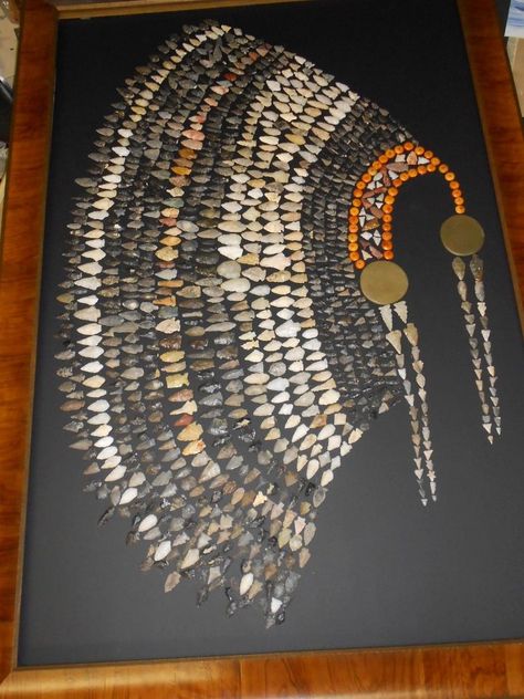 Native American - Unique Arrowhead art work - Headdress   made with hundreds of arrowheads. Arrowhead Art, Arrowhead Display, Flint Napping, Indian Arrowheads, Native American Tools, Arrowheads Design, Arrow Heads, Arrowheads Artifacts, Native American Decor