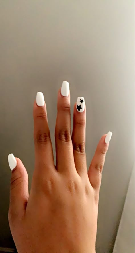 White Nails With Star Designs, Star Manicure Simple, Simple Nails That Match Everything, Shellac Nail Ideas Summer, White Nails With Designs On Ring Finger, Easy White Nail Designs For Beginners, White With Black Stars Nails, White Gel Nails With Design Simple, Simplistic White Nails