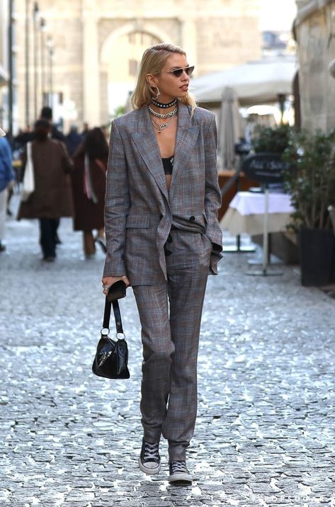 Stella Maxwell's Street Style at Milan Fashion WeekStella stayed true to her sexy-meets-tomboy style in a plaid suit and Converse sneakers. She let her bra peek out from underneath her blazer, wore a bunch of layered necklaces, and toted her Chrome Hearts shoulder bag. Suit And Converse, Red Carpet Dresses Elegant, Stella Maxwell Style, Celebrity Dresses Red Carpet, Models Outfits, Stella Maxwell, Plaid Suit, Cooler Look, Street Style Trends