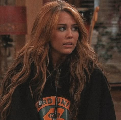 Hannah Montana Hair, Miley Cyrus Brown Hair, Miley Cyrus Hair, Jojo Levesque, Miley Stewart, Fall Hair Color For Brunettes, Caramel Hair, Long Brown Hair, Hannah Montana