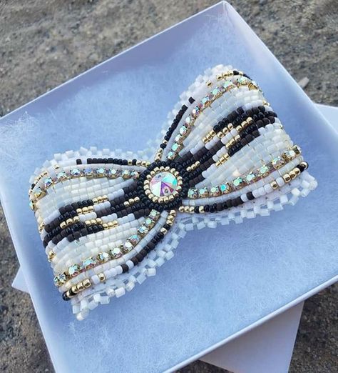 Beaded Hair Bows Native American, Beadwork Ideas, Native American Beadwork Patterns, Beaded Bow, Beaded Braclets, Beaded Hair Clips, Native Beading Patterns, Bead Loom Designs, Bead Hair Accessories