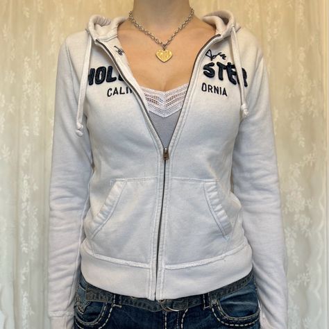 Y2K 2000s Dainty White Vampire Girlfriend Hollister Long Sleeve Zip Up Hoodie #y2k #y2kfashion #2000s #2000sfashion #hollister #twilight #elenagilbert #BellaSwan fall2023fashiontrends #falloutfits #fallaesthetic White Zip Up Hoodie Outfit, White Vampire, Vampire Girlfriend, Hollister Clothes, 90s 2000s Fashion, Hollister Long Sleeve, Outfits 2000s, Hoodie Y2k, 2000s Outfits