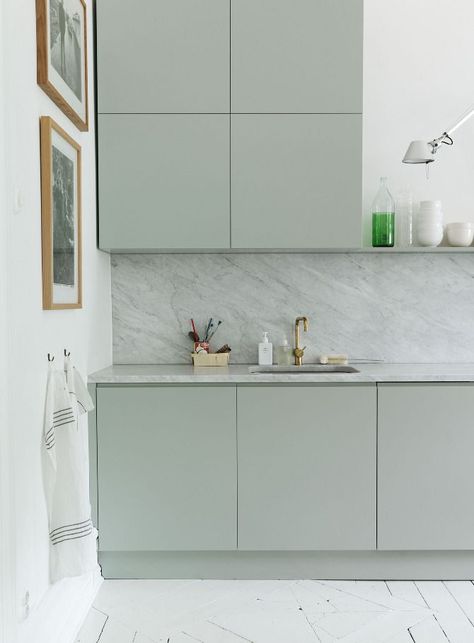 Mint Green Kitchen from a Scandinavian Stylist, Remodelista Mint Green Kitchen, Серая Кухня, Desain Pantry, Kabinet Dapur, Kitchen Wall Colors, Green Cabinets, Scandinavian Kitchen, Grey Kitchens, Kitchen Marble