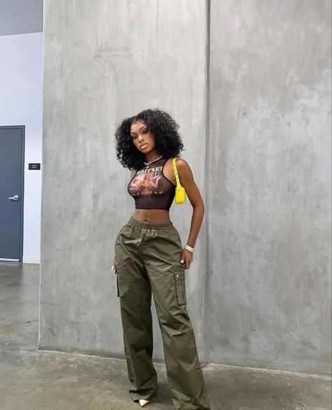 Stylish Cargo Pants, Cargo Pants Outfit Ideas, Pants Outfit Ideas, Mode Swag, Halloween Tattoo, Earthy Outfits, Chic Summer Outfits, Cargo Pants Outfit, Tomboy Style Outfits