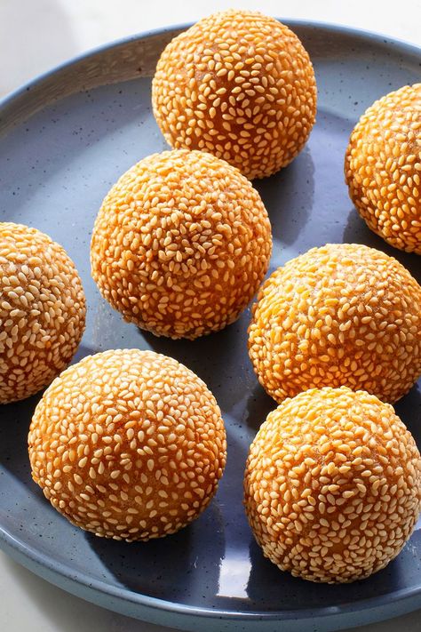 Asian Sesame Balls, Sesame Seed Dessert, Japanese Bakery Recipe, Sesame Balls Recipe, Jian Dui, Sesame Seed Balls, Dessert Balls, Sesame Balls, Chinese Appetizers