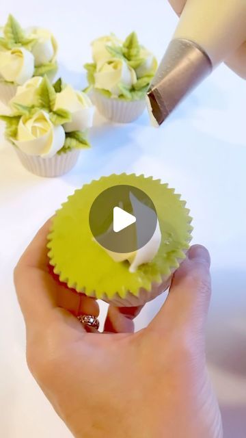 Fancy Cupcakes Decorating Design, Wedding Shower Cupcakes Ideas, Buttercream Floral Cupcakes, Flower Icing Cupcakes, Baby In Bloom Cupcake Ideas, Easy Flower Cupcakes Decorating, Cupcakes Greenery, Cupcakes Bouquet Ideas, Floral Cupcake Ideas