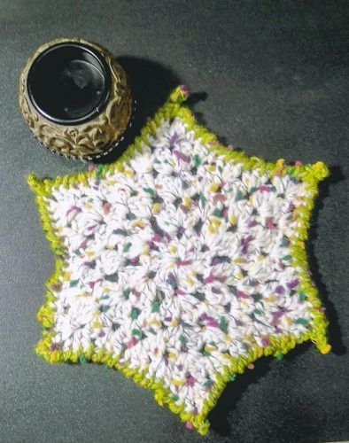 Free Crochet Pattern ~ This Granny Star Crochet Placemat is a variation of the traditional Granny Star. The border of the placemat is stitched with a Reversible Single Crochet Border which gives the placemat a textured finish. This is a very easy and fun crochet pattern. #crochetpatternsfree #freecrochetpatterns Single Crochet Border, Granny Star, Reverse Single Crochet, Crochet Border, Crochet Placemats, Beginner Crochet Tutorial, Crochet Chain, Fabric Wreath, Placemats Patterns