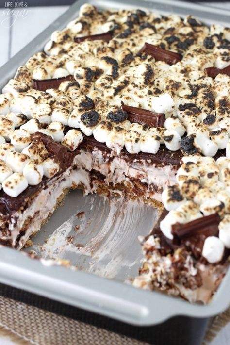 Smores Icebox Cake - layers of marshmallow, graham crackers, chocolate sauce and chocolate pudding! No bake and so easy to make! Dessert Halloween, Smores Dessert, Smores Cake, Chocolate Lasagna, Desserts Vegan, Easy No Bake Desserts, Icebox Cake, Pudding Desserts, S'mores