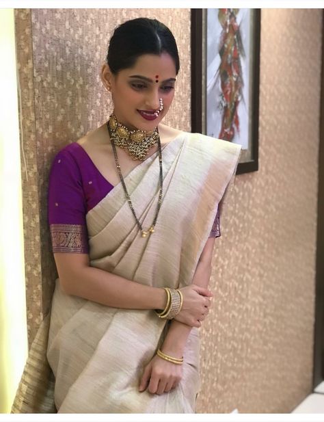 Marathi Saree Draping, Birthday Saree, Saree Draping Ideas, Marathi Mulgi, Marathi Nath, Maharashtrian Bride, Marathi Saree, Paithani Blouse, Maharashtrian Saree