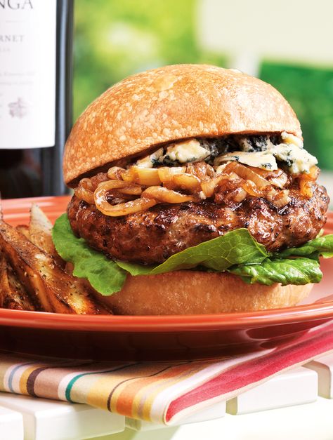 Blue Cheese Burgers Recipes, Burger With Caramelized Onions, Bleu Cheese Burger, Sauce Burger, Blue Cheese Recipes, Blue Cheese Burgers, Onion Burger, Burger Sliders, Blueberry Sauce