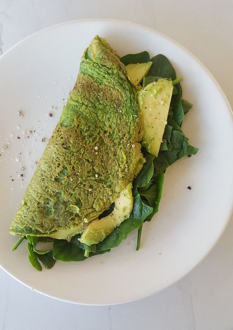 Talk about getting in your greens! One thing I emphasize in not only my diet, but my clients diets is to bump up their nutrition profile by adding in lots of leafy green veggies. This is one easy way to do it! This low carb super green omelette is high in protein and healthy fats and can be Green Omelette, Queso Cottage, Pan Pita, Perfect Healthy Breakfast, Green Food, Super Greens, Idee Pasto Sano, Food Goals, Food Is Fuel