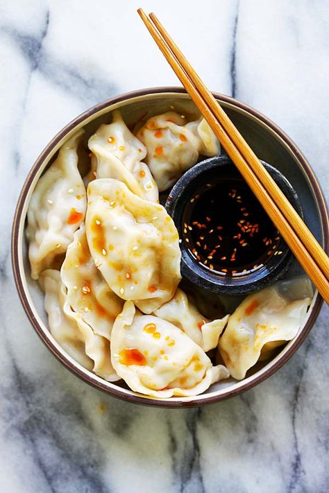 Easy homemade Chinese Pork Shrimp and Napa Cabbage Dumplings in a bowl with a side of dumpling dipping sauce. Pork Dumplings Recipe, Recipe With Cabbage, Cabbage Dumplings, Easy Dumplings Recipe, Wonton Recipe, Pork And Chive Dumplings, Homemade Dumplings Recipe, Entertainment Recipes, Easy Dumplings