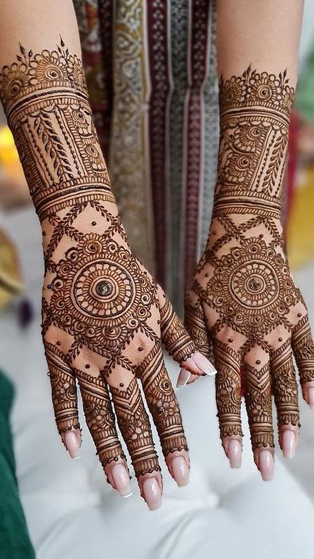 Motif Henna, Henna Tattoo Design, Henna Flower Designs, Tattoos Henna, Front Mehndi Design, Indian Mehndi Designs, Henna Hand, Henna Tattoo Designs Hand, Design Henna