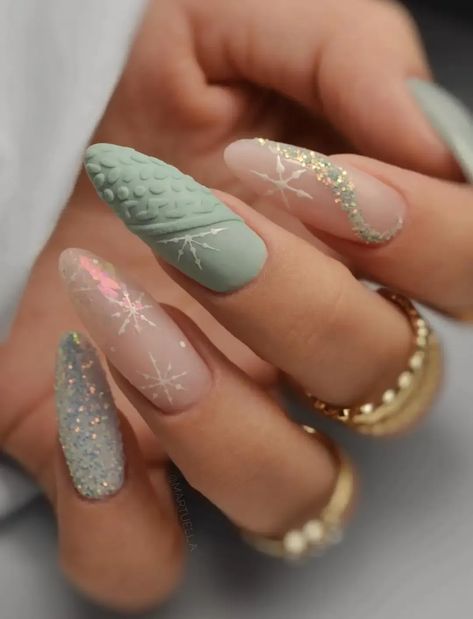 Elevate your style with these frosty sage green winter nails! Explore enchanting nail art designs with snowflakes and seasonal motifs to keep your fingertips chic all winter long. Nail Art Noel, December Nails, Summer Toe Nails, Stylish Nails Designs, Red Nail Designs, Winter Nail Art, Winter Nail Designs, Winter Nail, Summer Acrylic Nails