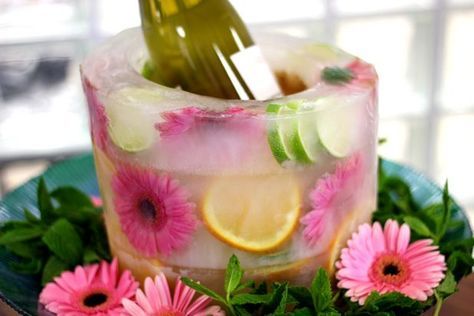 Floral Ice Bucket, Glace Fruit, Elephant Baby Shower Centerpieces, Hawaiian Recipes, Ice Ring, Floral Ice, Cocktail Ideas, Fiesta Tropical, Wine Bucket