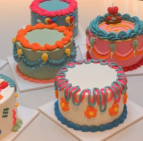 Squiggle Cake Design, 1960s Birthday Cake, Easy Cute Cakes, Traditional Birthday Cake, Colorful Birthday Cake, Retro Cake, Colorful Cake, Birthday Cake Decorating Ideas, Vintage Birthday Cakes