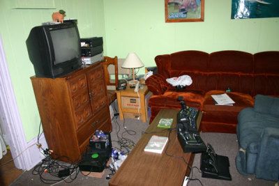 00s Living Room, Trashy Apartment, 2000s House Aesthetic, 2000s Older Brother Core Room, Trashcore Aesthetic, Messy Living Room, 2000s Vibe, Midwest Emo, Older Brother