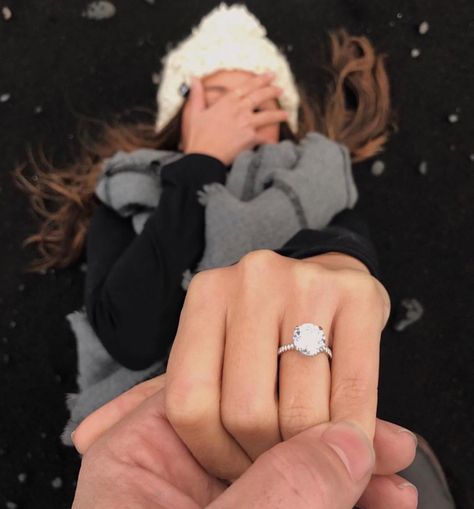 ✧ pinterest || @harrysadored ✧ Engagement Ring Selfie, Said Yes Engagement, Top Engagement Rings, Ring Selfie, Anniversaire Diy, Love Quotes For Girlfriend, She Said Yes, Love Sparkle, Engagement Announcement