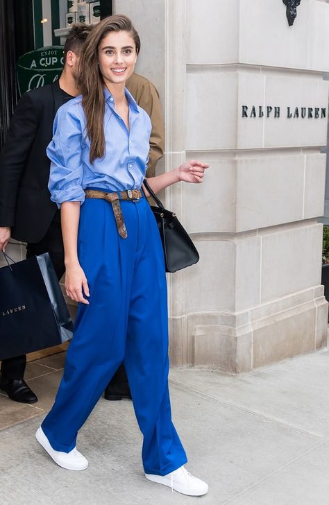 Bruna How To Style Blue Pants, Blue On Blue Outfit, Blue Fashion Outfits, Blue Pants Outfit, Outfits Con Camisa, Popular Shirt, Taylor Hill, La Fashion Week, Looks Street Style