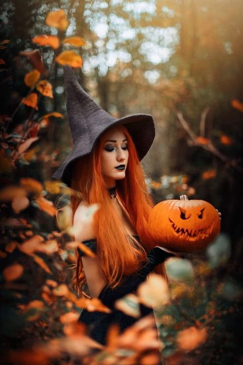 Halloween Shot Ideas, Spooky Photography, Witch Photoshoot, Alice Halloween, Retro Filter, Witch's Kitchen, Pumpkin People, Witch Photos, Witch Pictures