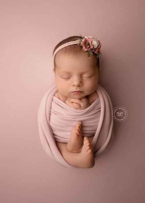 Pink Newborn Photography, Newborn Poses Photography, Newborn Girl Photoshooting Ideas, Newborn Photography Girly, Newborn Photo Shoot Ideas, Newborn Photography Ideas, Born Photography, Newborn Photography Poses, Newborn Pics