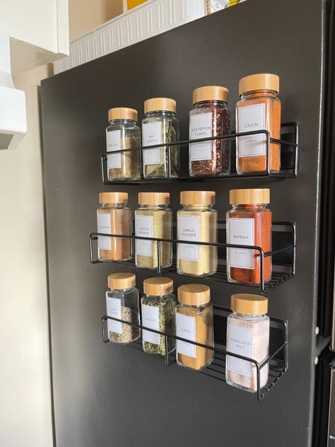 Magnetic Spice Rack Fridge, Spice Rack Magnetic, Spice Holder Diy, Magnetic Spice Rack Ideas, Spice Magnets, Spice Organization Small Space, Spice Wall Rack, Magnetic Organization, Over Stove Spice Rack