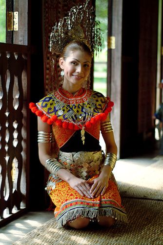 Iban girl in Traditional costume. Borneo Malaysia, Hmong Clothes, Costumes Around The World, Traditional Beauty, Traditional Culture, Traditional Styles, Melaka, Traditional Costume, Traditional Fashion