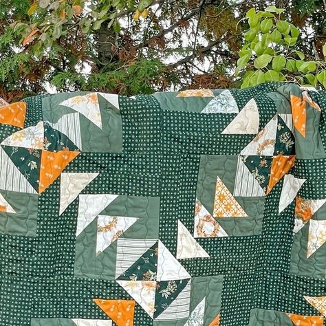 Art Gallery Fabrics® on Instagram: "🍂❄️ Gaze upon the 'Chicago Geese Quilt,' a masterpiece designed and crafted with Juniper prints by our designer @SharonHollandDesigns. It's a celebration of nature's wonders and the pure joy of nesting indoors during the wintertime. 🏡 ⁠ ⁠ Sharon finds her greatest inspiration in the breathtaking beauty of nature and the comforting warmth of home, interwoven into every stitch. This collection seamlessly transitions from autumn to winter, making it the perfect Chicago Geese Quilt Pattern, Juniper Prints, Chicago Geese Quilt, Geese Quilt Pattern, Geometric Quilts, Geese Quilt, Sharon Holland, Flying Geese Quilt, Geometric Quilt