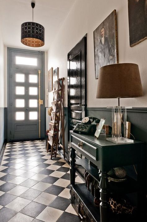 A black and white entryway with a black vintage console table, a ladder for storage, a pendant and a floor lamp and an artwork Black And White Floor Entryway, Black And White Entryway, White Hallway Ideas, Black And White Hallway, Black French Doors, Cool Chandeliers, White Entryway, White Hallway, Vintage Console