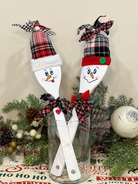 Wooden Spoon Snowman Christmas Crafts, Wood Spoon Christmas Crafts, Snowman Wooden Spoons, Snowman Spoons, Christmas Crafs, Spoon Painting, Wooden Spoon Crafts, Spoon Ornaments, Santa Paintings