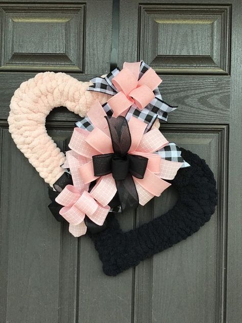 “True Love” is what I call this creation. Made with two wire heart wreath forms, woven with pink and black chunky yarn. Topped off with three beautiful bows. Lovely piece for door or wall. Wire Heart Wreath, Heart Wreath Form, Etsy Valentines, Christmas Yarn Wreaths, Diy Valentines Day Wreath, Valentine Wreath Diy, Diy Valentine's Day Decorations, Wire Heart, Christmas Yarn