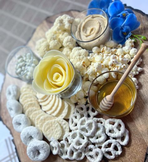 White Themed Food Board, All White Charcuterie Board, White Charcuterie Board Ideas, Black And White Charcuterie Board, White Themed Food, Charcuterie Theme Board Ideas, White Food Board, White Foods For Color Party, White Charcuterie Board