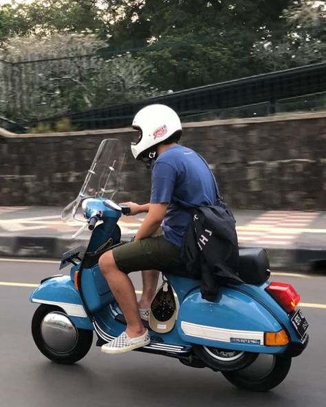 𝐏𝐗𝐒𝐐𝐔𝐀𝐃𝐈𝐍𝐃𝐎𝐍𝐄𝐒𝐈𝐀 (@pxsquadindonesia) posted on Instagram • Jul 20, 2020 at 9:30am UTC Vespa Helmet, Piaggio Scooter, Classic Vespa, Tracker Motorcycle, Retro Scooter, Vespa Px, Bike Aesthetic, Vespa Retro, Riding A Bicycle