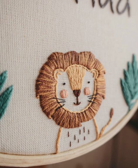 Lion Hand Embroidery, Leo Embroidery, Embroidery Baby Gifts, Lion Embroidery Design, Embroidery Lion, Cute Cat Embroidery, Giraffe Embroidery, Lion Embroidery, Diy Embroidery Shirt