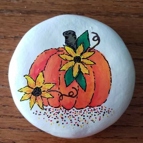 Fall Rock Art Ideas, Rock Painting Pumpkins, Painted Rocks Fall Theme, Pumpkin Rock Painting Ideas, Autumn Rock Painting, Thanksgiving Painted Rocks Ideas, Autumn Rock Painting Ideas, Fall Painted Rocks Ideas, Fall Rock Painting Ideas Easy