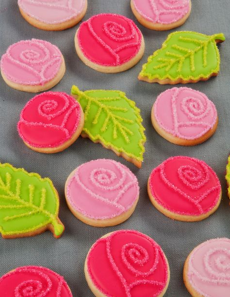 Rose and Leaf decorated sugar cookies- flocked/ flocking technique Round Royal Icing Cookies, Round Cookie Decorating, Round Sugar Cookies Decorated, Round Sugar Cookie Decorating Ideas, Round Sugar Cookies, Rose Sugar Cookies, Cookies Cupcake, Flower Sugar Cookies, Sanding Sugar