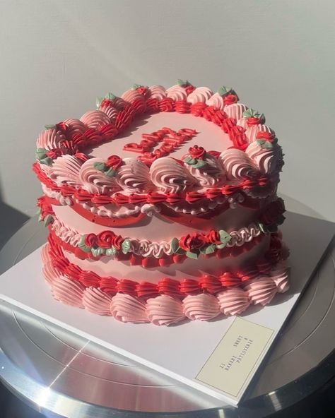 Zi Sweet on Instagram: “edible rose garden 🌹🌷🌹🌷🌹🌷🌹🌷🌹🌷🌹🌷🌹🌷🌹🌷🌹 #vintagecake #pinkcake #floralcake #vintagecakes #smallbusiness #smallbusinessowner #smallbusinessnz…” Rose Flavored Cake, Fresh Rose Cake, Rose Flavour Cake, Pink Rossete Cake, Rose Swirl Cake, Roblox Cake, Edible Roses, Garden Cake, Garden Cakes