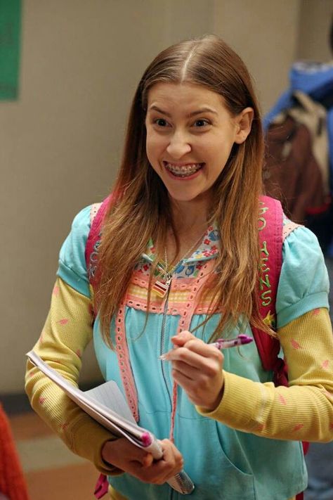 Sue From the Middle | Sue Heck (The Middle) The Middle Sue, Sue Heck, The Middle Tv Show, Eden Sher, Braces Girls, Hallowen Costume, Stuck In The Middle, Tv Characters, Musical Movies