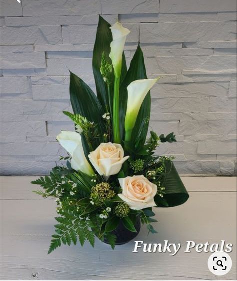 Easter Floral Centerpieces, Arreglos Ikebana, Dekoratívne Vence, Contemporary Flower Arrangements, Tropical Floral Arrangements, Tropical Flower Arrangements, Easter Flower Arrangements, Small Flower Arrangements, Altar Flowers