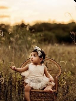 Vintage One Year Photoshoot, Boho Birthday Pictures, Boho 1 Year Photoshoot, First Birthday Shoot Outdoor, Unique First Birthday Photo Shoot, First Bday Photoshoot Ideas, Boho 1st Birthday Pictures, One Year Outdoor Photoshoot, First Birthday Girl Photoshooting Ideas