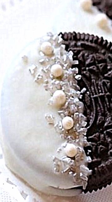 Tuxedo and Pearls Oreos - such a quick and simple idea! Dip the cookies in white chocolate and then in sprinkles and sugar pearls. ❊ Oreo Wedding Cookies, Oreo Balls For Wedding, Wedding Dipped Oreos, Diy Wedding Cookies, Dipped Oreos Wedding, Fancy Wedding Cookies, Wedding Oreo Cookies, Oreo Cookie Decorating Ideas, Chocolate Dipped Oreos Wedding