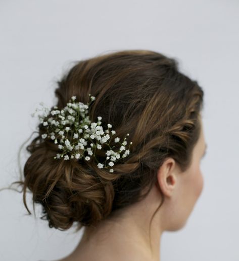 Play off the texture of a messy bun with delicate baby's breath. The result is gorgeous. Simple Wedding Updo, Bridesmaid Hair Side, Trendy We Fryzurach, Earthy Wedding, Bridesmaid Hair Updo, Wedding Hair Flowers, Wedding Hairstyles Updo, Wedding Updo, Baby's Breath