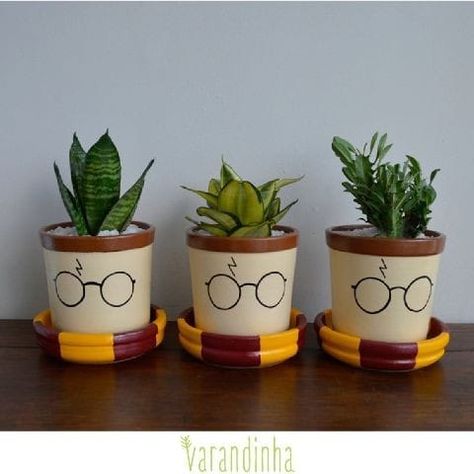 Trendy Bedroom Decor, Cute Plant Pots, Harry Potter Plants, Plant Pots Crafts, Plant Pot Design, Diy Pottery Painting, Flower Pot Art, Painted Pots Diy, Flower Pot Design